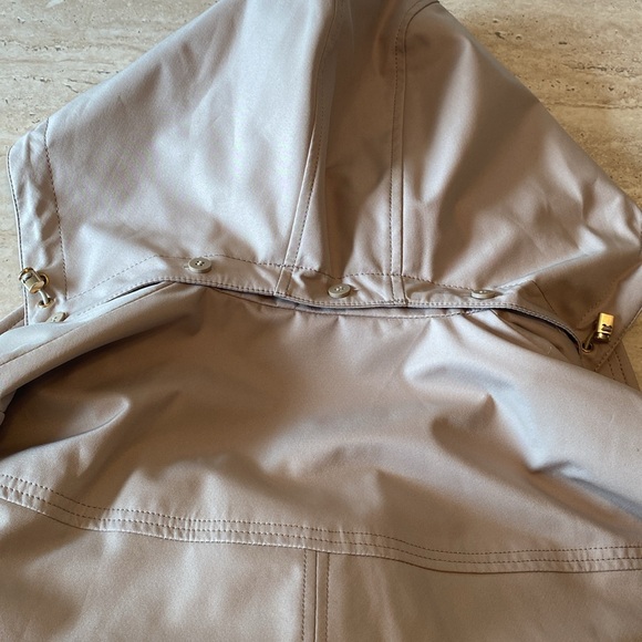 Ellen Tracy light trench coat w/ detachable hood, Excellent Condition, - Picture 16 of 16